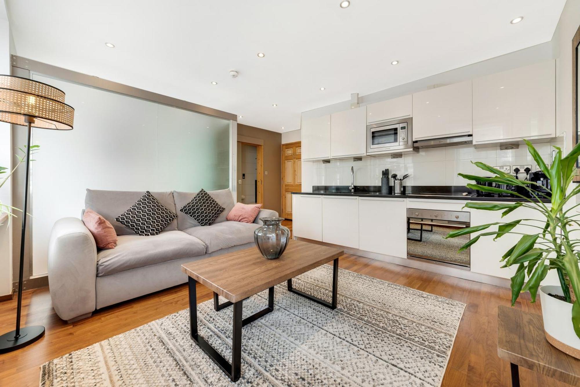 Urban Base, 6mins Walk To Marble Arch Station, 8mins Walk To Hyde Park Apartment London